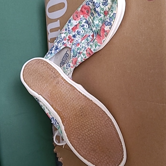 Floral shoes - Picture 2 of 3